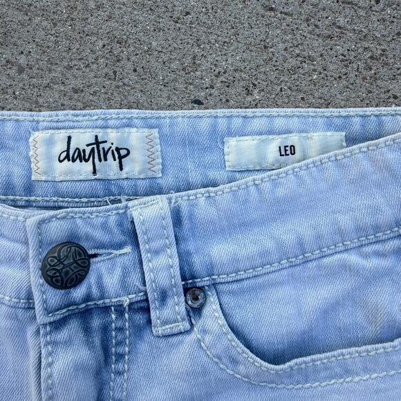 Daytrip Leo Light Wash Bling Cut Off Frayed Hem Blue Jean Shorts DBK310 Size 26 - Picture 2 of 8